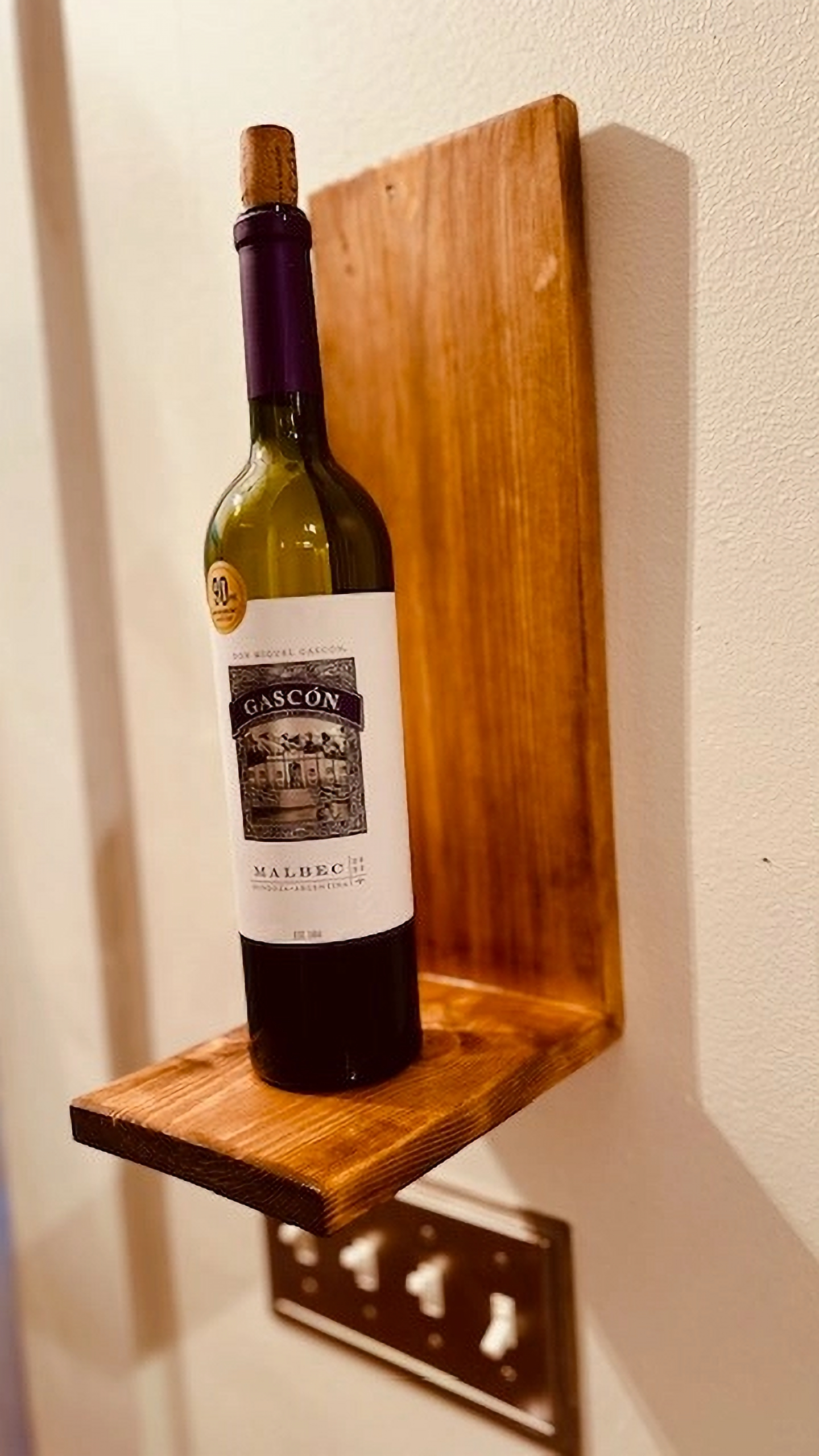 Simple right-angle wall shelf.